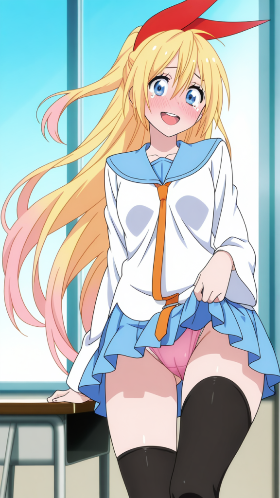 Anime Nisekoi: Kirisaki Chitoge in uniforme scolastica. Ragazza bionda sorridente con fiocco rosso.